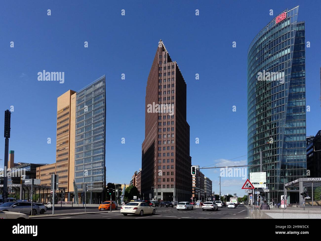 '21.05.2021, Deutschland, , Berlin - Gebäude am Potsdamer Platz: Atriumturm, Kollhoff-Turm und Bahnturm (von links). 00S210521D336CAROEX.JPG [MODUS Stockfoto