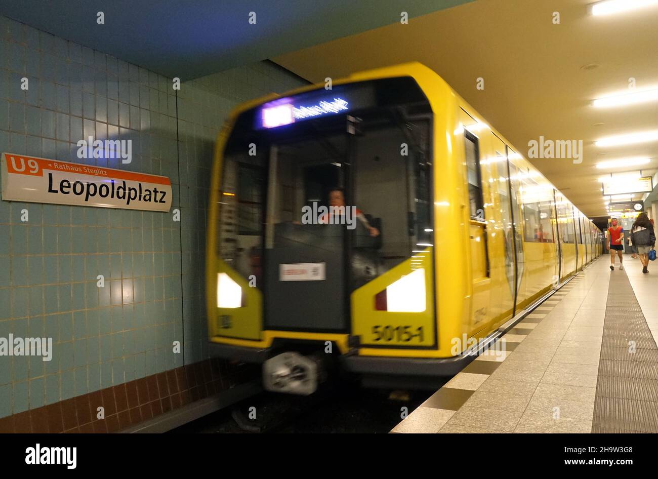 '04.06.2021, Deutschland, , Berlin - Linie 9 U-Bahn kommt am Leopoldplatz Station. 00S210604D404CAROEX.JPG [MODEL RELEASE: NO, PROPERTY RELEASE: NO (C) Stockfoto