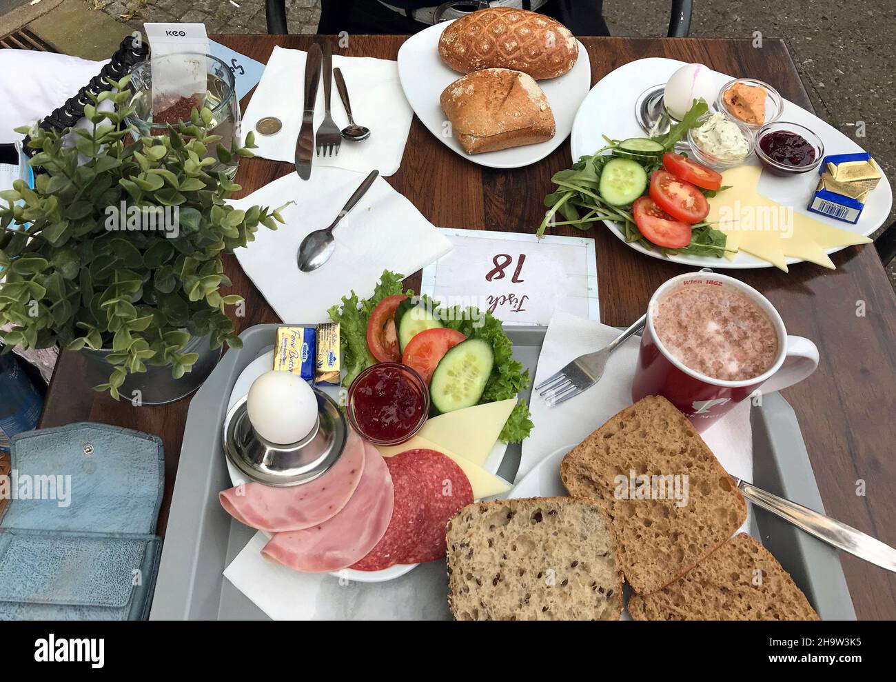 '25.07.2021, Deutschland, , Berlin - symbolisches Foto: Frühstück im Café.. 00S210725D614CAROEX.JPG [MODEL RELEASE: NO, PROPERTY RELEASE: NO (c) caro image Stockfoto