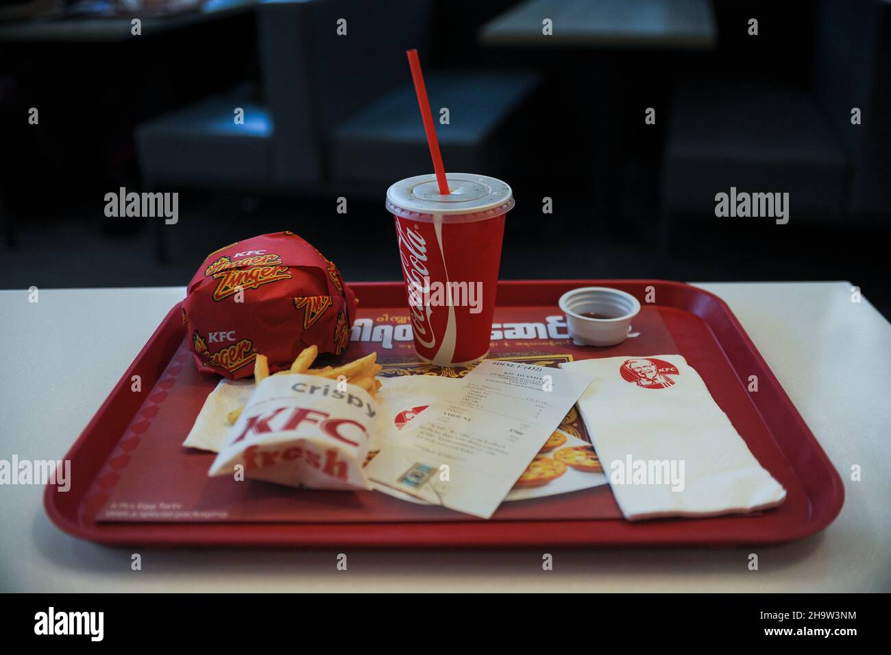 '29.10.2015, Myanmar, , Yangon - Tablett mit einem Zinger Haenchen Burger, Pommes frites und trinken auf dem ersten KFC (Kentucky Fried Chicken) Fast Foo des Landes Stockfoto