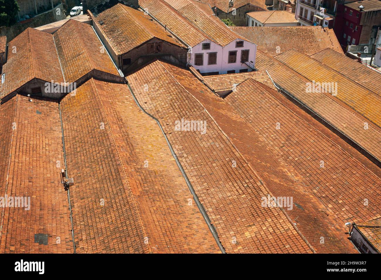 '14.06.2018, Portugal, , Porto - Alte Gebäude mit roten Ziegeldächern von ehemaligen Lagerhäusern traditioneller Weingüter entlang der Douro-Uferpromenade in Vila No Stockfoto