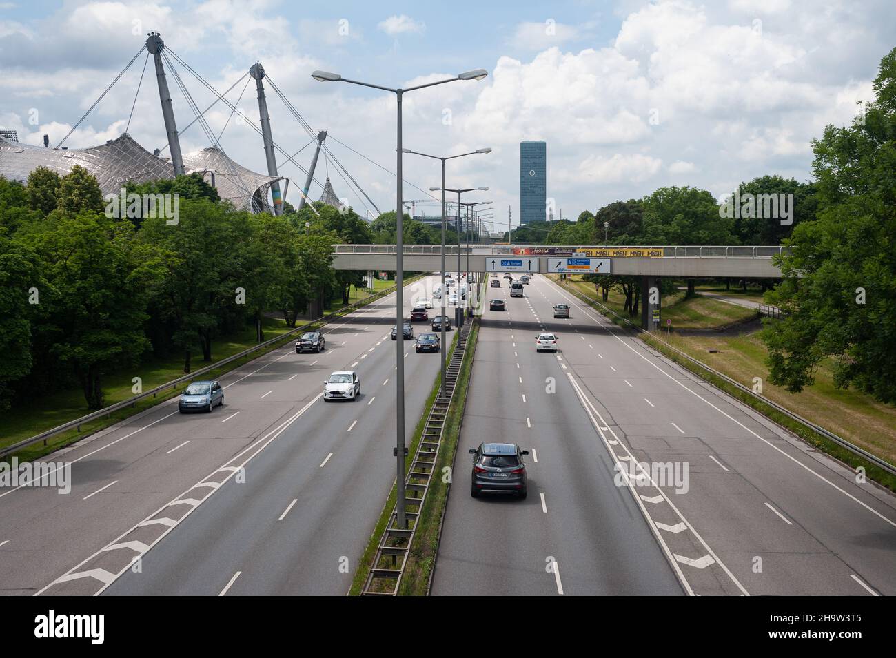 '23.06.2019, Deutschland, Bayern, München - Stadtverkehr auf der Bundesstraße Georg-Brauchle-Ring, Teil des Mittleren Rings mit dem Dach des Olymp Stockfoto