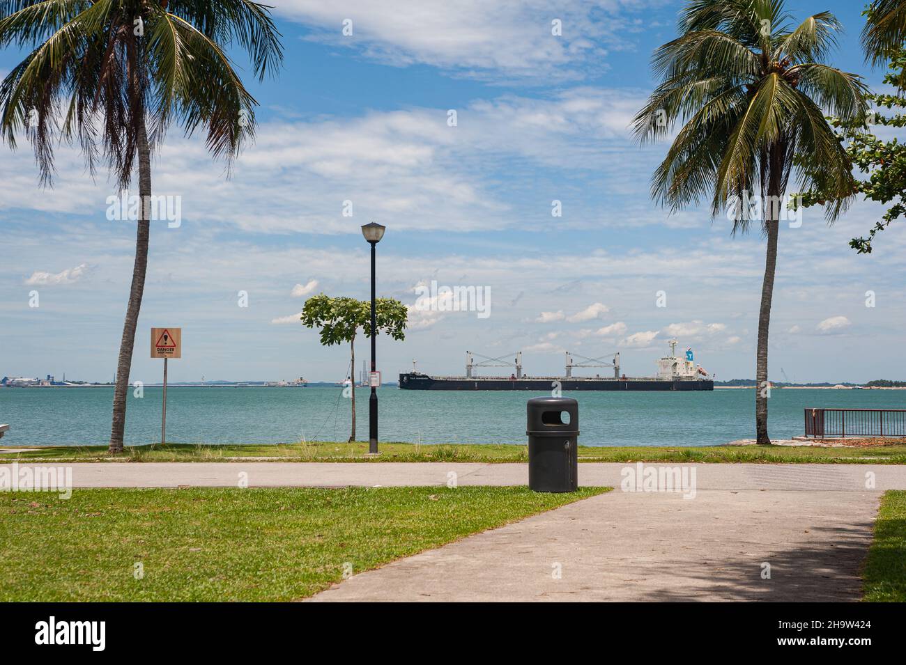 '11.10.2021, Singapur, , Singapur - Ein Schiff fährt am Ufer des Changi Beach Parks vorbei. 0SL211011D014CAROEX.JPG [MODELLVERSION: NICHT ZUTREFFEND, PROPE Stockfoto