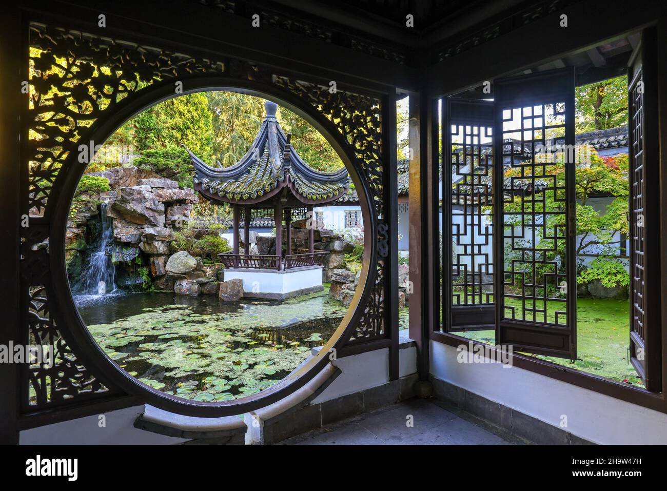 '30.09.2021, Deutschland, Nordrhein-Westfalen, Bochum - Chinesischer Garten, Botanischer Garten der Ruhr-Universität Bochum. Der Chinesische Garten Qian Yuan, Stockfoto