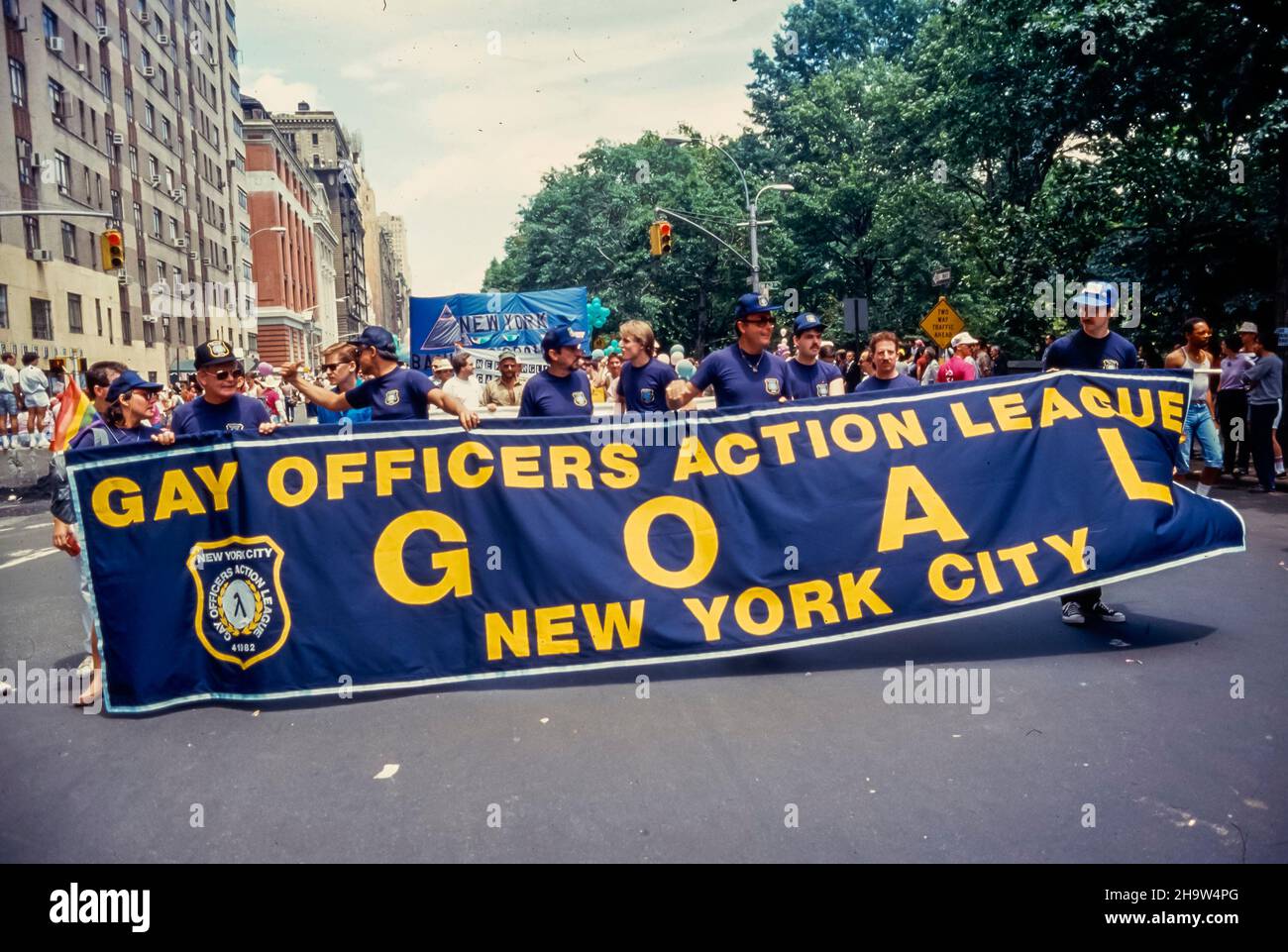 New York City, NY, USA, LGBTQI+ Aktivisten, Crowd Gay Pride, Polizeigruppe, Aktivisten Marching, Banner, 1987 PRIDE march, 1980er Archive, schwulenprotest Vintage Stockfoto