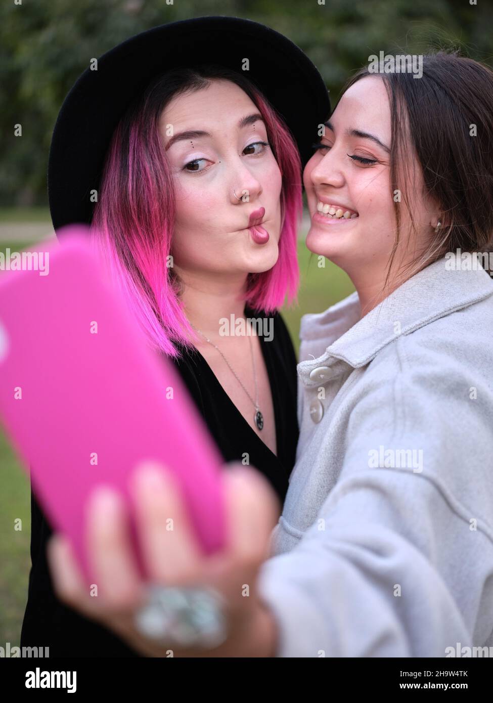Zwei Freunde, die Spaß haben, ein Selfie zu machen, indem sie Lippengesten machen Stockfoto