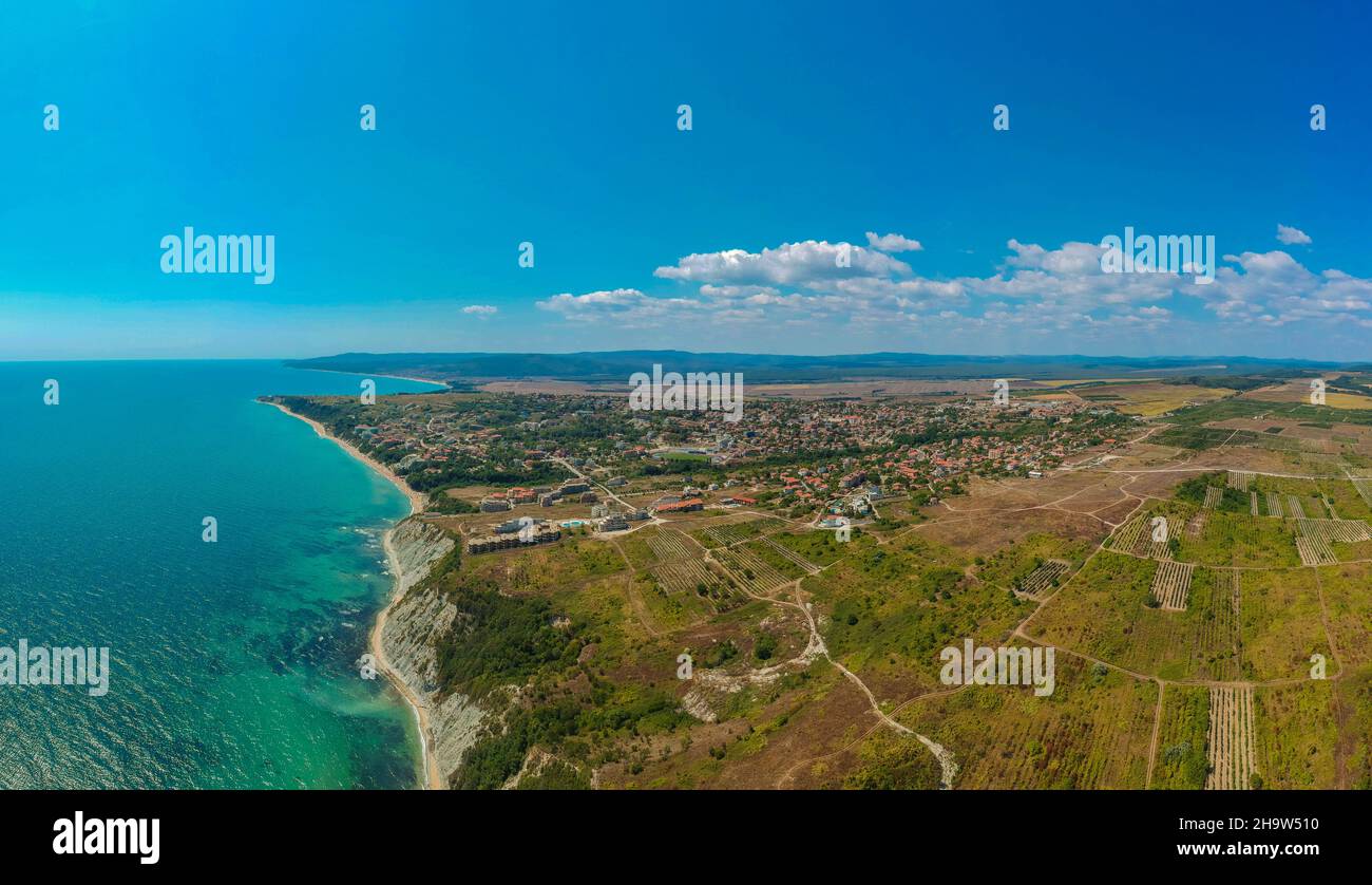 Schönes Sommer Drohnenpanorama über das Dorf an der Küste des Schwarzen Meeres Stockfoto