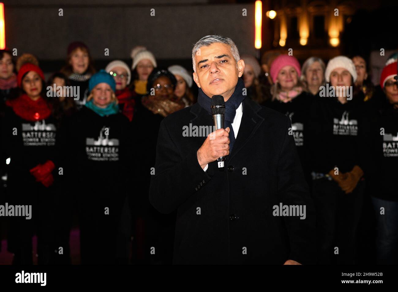 London, Großbritannien. 08th Dez 2021. 2012-12-08 London, Großbritannien. 8th Dez 2021. Der Bürgermeister von London, Sadiq Khan Kampagne, Eröffnung, Let’s Do London Winter Season und die Winter Jugend Rough Sleeping Fundraising Kampagne des Bürgermeisters, Jamie Cullum wird eine exklusive Weihnachts-Performance, die vom Bürgermeister vorgestellt wird, mit Tracks von Jamie’s neuestem Weihnachtsalbum – The Piano man at Christmas, aufführen. Jamie's Auftritt wird von Mitgliedern des Community Choir der Battersea Power Station unterstützt, der sich für Obdachlosigkeit am Trafalgar Square eingefunden hat. Kredit: Picture Capital/Alamy Live Nachrichten Stockfoto