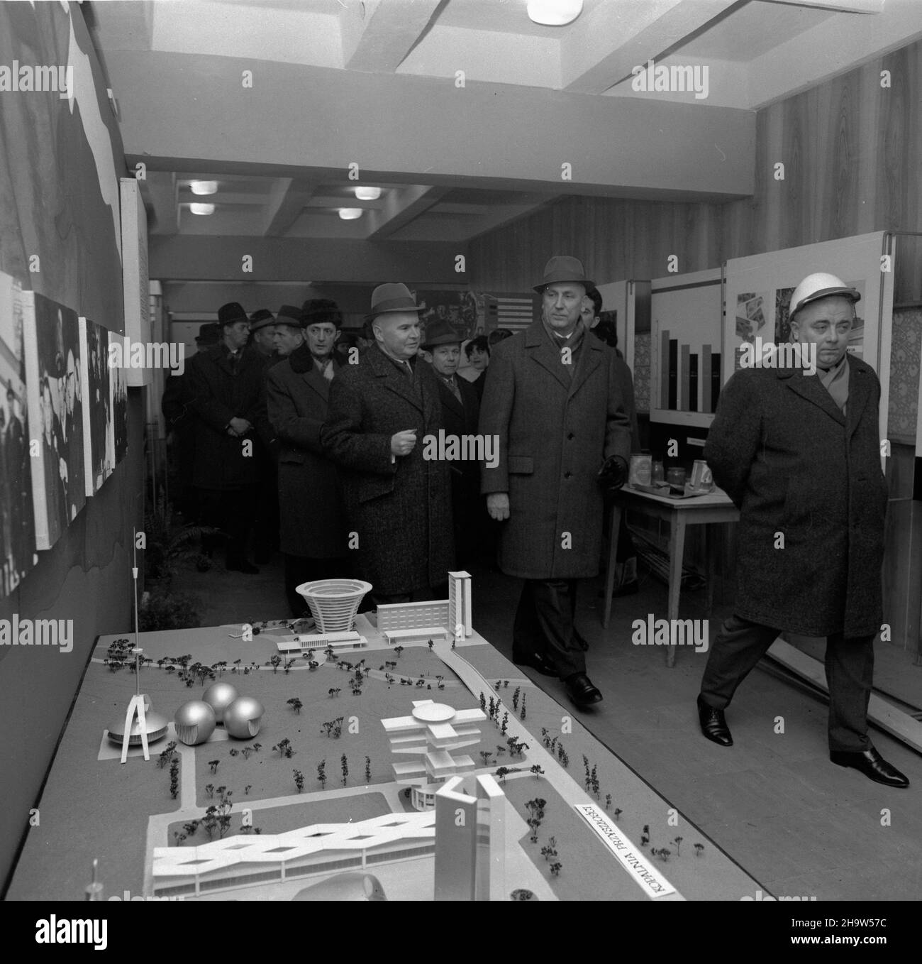 Jastrzêbie Zdrój, 1969-12-02. Kopalniê wêgla kamiennego Zofiówka k. Jastrzêbia Zdroju zaczêto budowaæ w 1963 r. Oficjalne otwarcie nast¹pi³o 4.12.1969 r. Kilka dni wczeœniej, kopalniê odwiedzi³ i sekretarz Komitetu Wojewódzkiego PZPR w Katowicach, cz³onek Biura Politycznego KC PZPR Edward Gierek. NZ. dyrektor kopalni Mgr in¿. W³odzimierz Ostaszewski (P) oprowadza goœci, m.in. Edwarda Gierka (2P) oraz Jerzego Kucharczyka, dyrektora Rybnickiego Zjednoczenia PW (CL). pw PAP/Stanis³aw Jakubowski Jastrzebie Zdroj, 2. Dezember 1969. Am 4. Dezember 1969, während des Bergarbeiterfestes, kontra Stockfoto