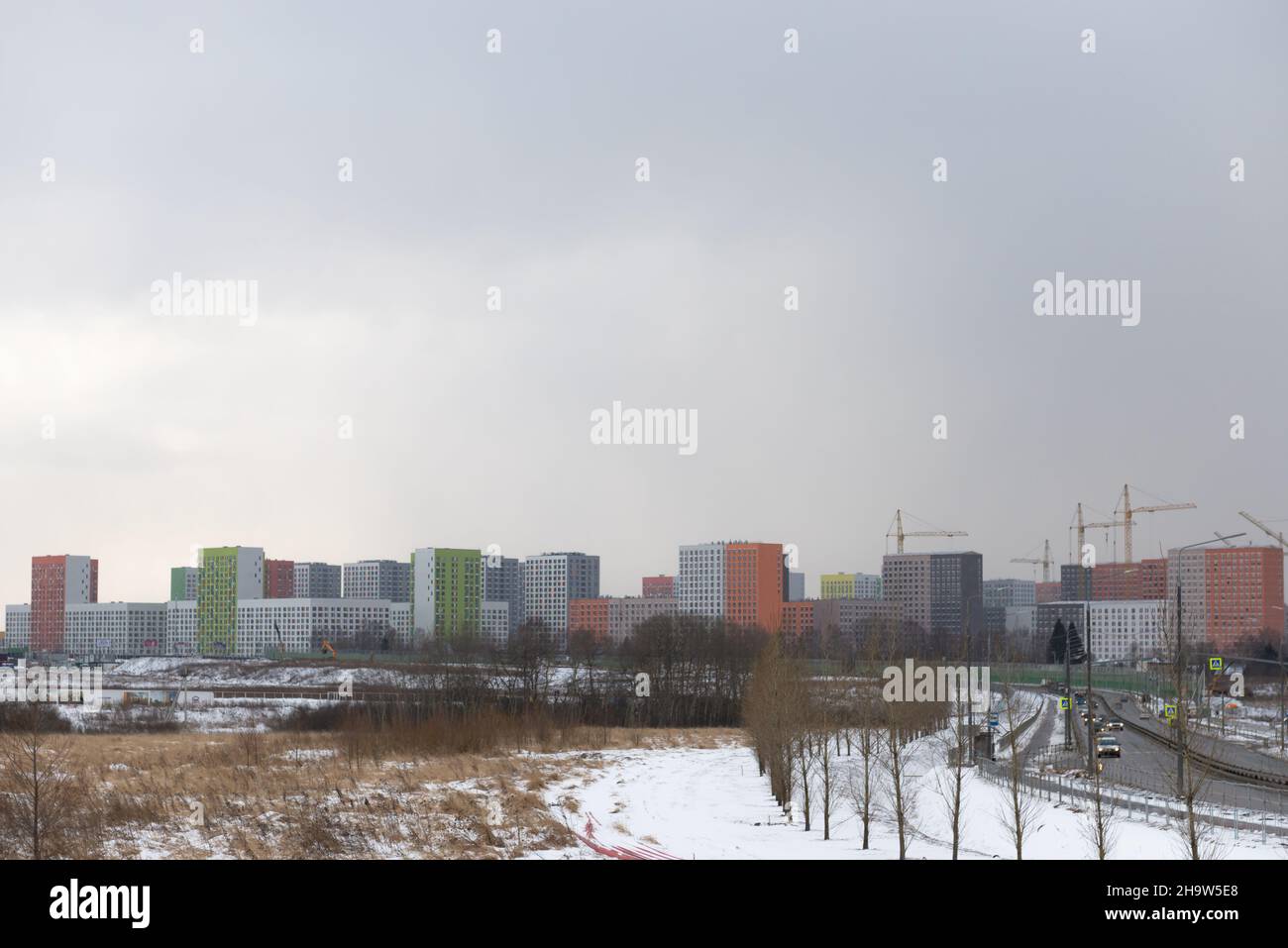 Bau eines riesigen neuen Bezirks in Moskau. Die gleiche Art von mehrfarbigen Häusern-Würfel. Winter in New Moscow. Stockfoto