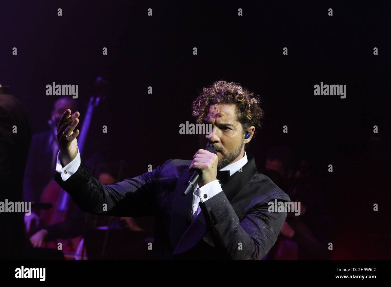 8. Dezember 2021: 8. Dezember 2021 (Malaga) David Bisbal Weitere philharmoniker im Cervantes Theater in Malaga das Philharmonische Orchester von Almeria begleitet den Almerian Künstler auf seiner Tournee, die in Malaga endete. Mehr als dreißig Musiker komponierten das Almeria Philharmonic Orchestra (Bildquelle: © Lorenzo Carnero/ZUMA Press Wire) Stockfoto