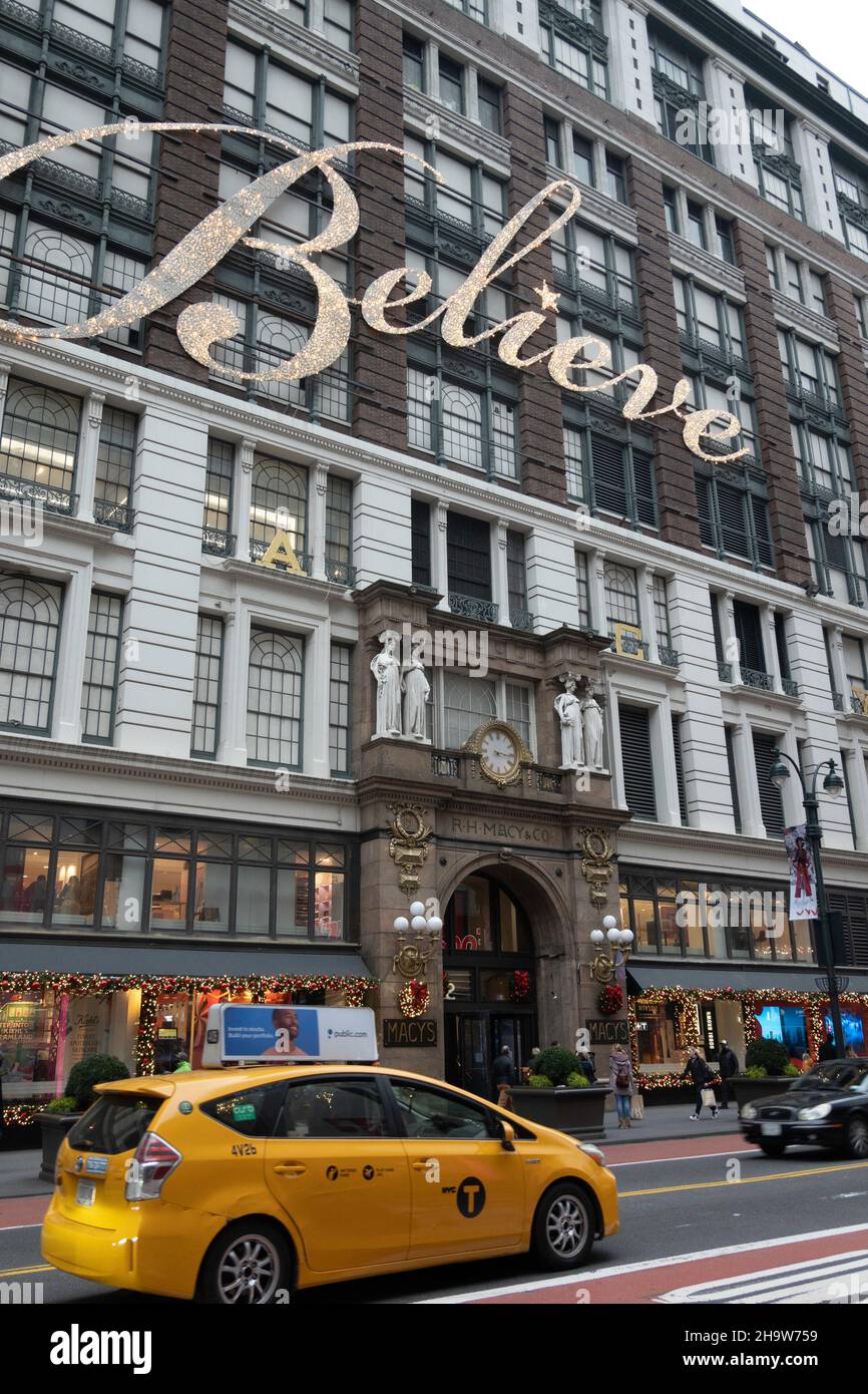 Das Äußere des Flagship-Stores von Macy am Herald Square ist für die Feiertage in New York City, USA 2021, dekoriert Stockfoto