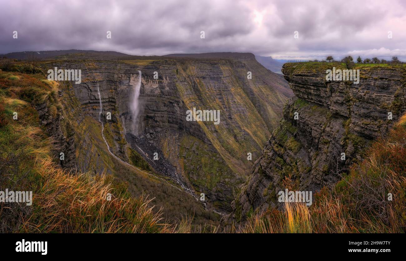 bonita panoramica de la acida del salto del nervion, una cascada de unos 200 metros de caida en un valle impressionante. Stockfoto