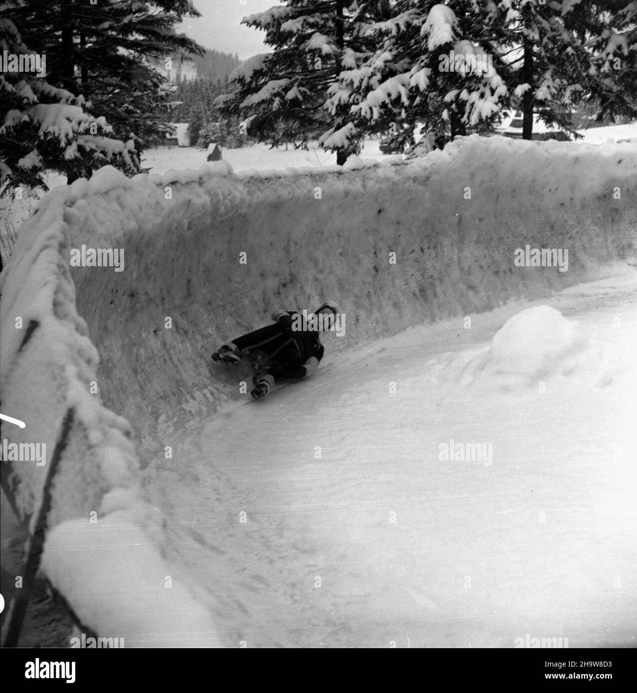 Zakopane, 1969-12-03. OD 2 XII 1969 r. kadra polskich saneczkarzy (seniorów i juniorów), pod kierunkiem Ryszarda Gurbowicza, trenowa³a na sztucznym torze, usypanym przez samych zawodników pod Krokwi¹. Nz. œlizg zawodnika na torze. pw PAP/Tadeusz Olszewski Zakopane, 3. Dezember 1969. Seit dem 2. Dezember 1969 führten die polnischen luger-Teams, sowohl Senior als auch Junior, unter der Leitung von Ryszard Gurbowicz Übungen auf der künstlichen Rodelbahn durch, die von den Wettbewerbern in der Nähe des Krokwia-Sprungs gemacht wurde. Im Bild: Ein luger während des Trainings. pw PAP/Tadeusz Olszewski Stockfoto