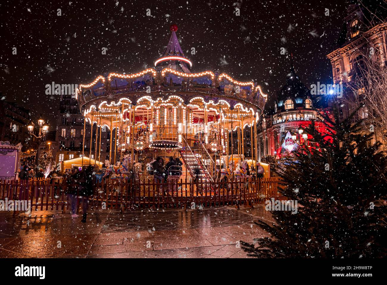 Magischer Weihnachtsmarkt in Paris, Frankreich. Wir feiern Silvester. Stockfoto