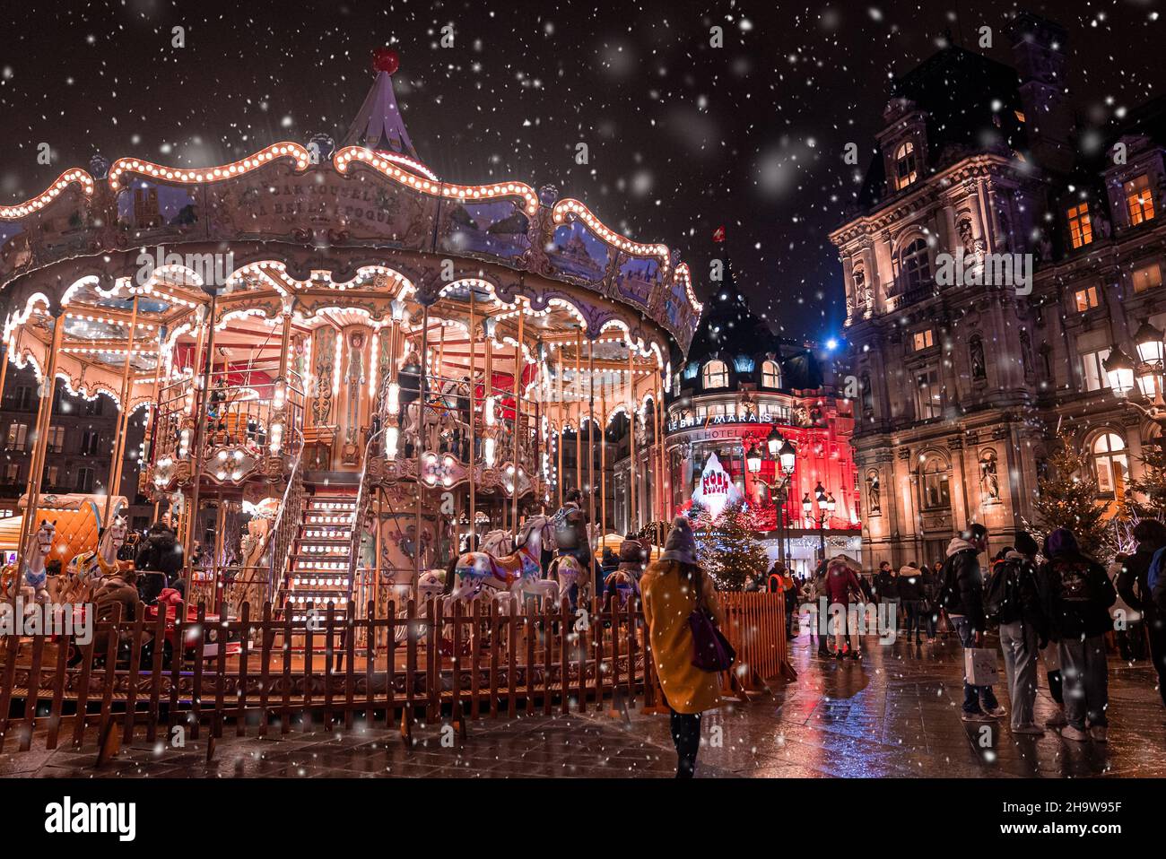 Magischer Weihnachtsmarkt in Paris, Frankreich. Wir feiern Silvester. Stockfoto