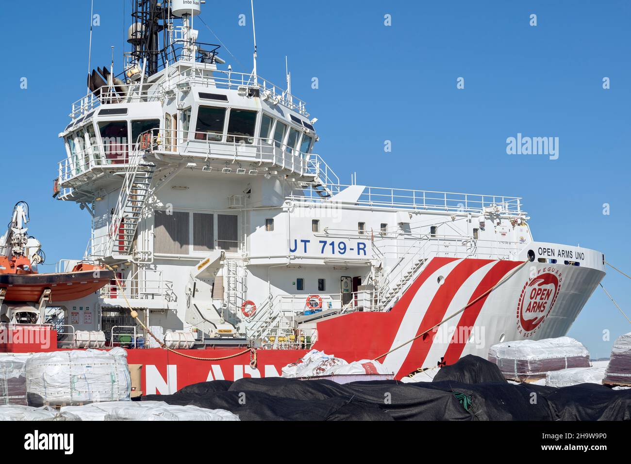 Das Rettungsschiff Proactiva 'Open Arms Uno', das imposante Boot der NGO für die 'masive Rettung', das am Dock des Hafens der Stadt Burriana festgemacht ist, Stockfoto
