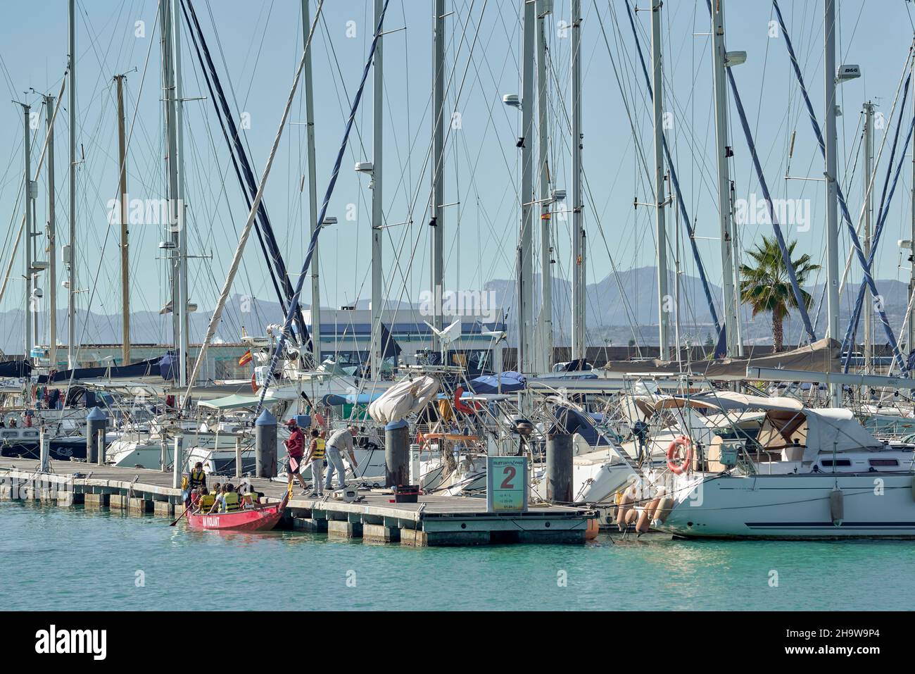 Jungen und Mädchen im Boot der Segelschule im Hafen der Stadt Burriana, Provinz Castellon, Spanien, Europa Stockfoto