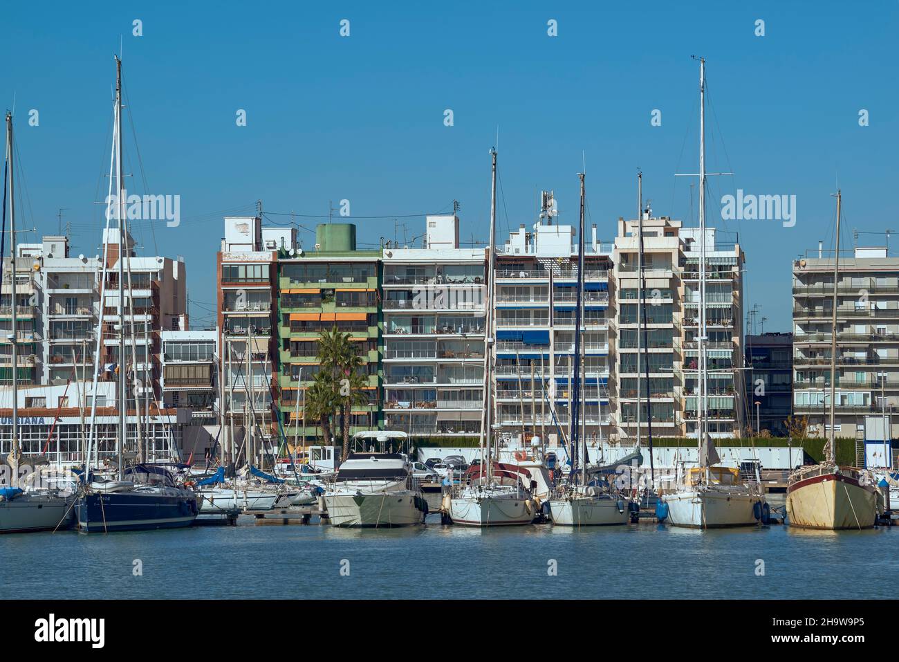 Yachten und Boote, die in Puerto de Burriana, Castellon, Spanien, Europa festgemacht sind Stockfoto