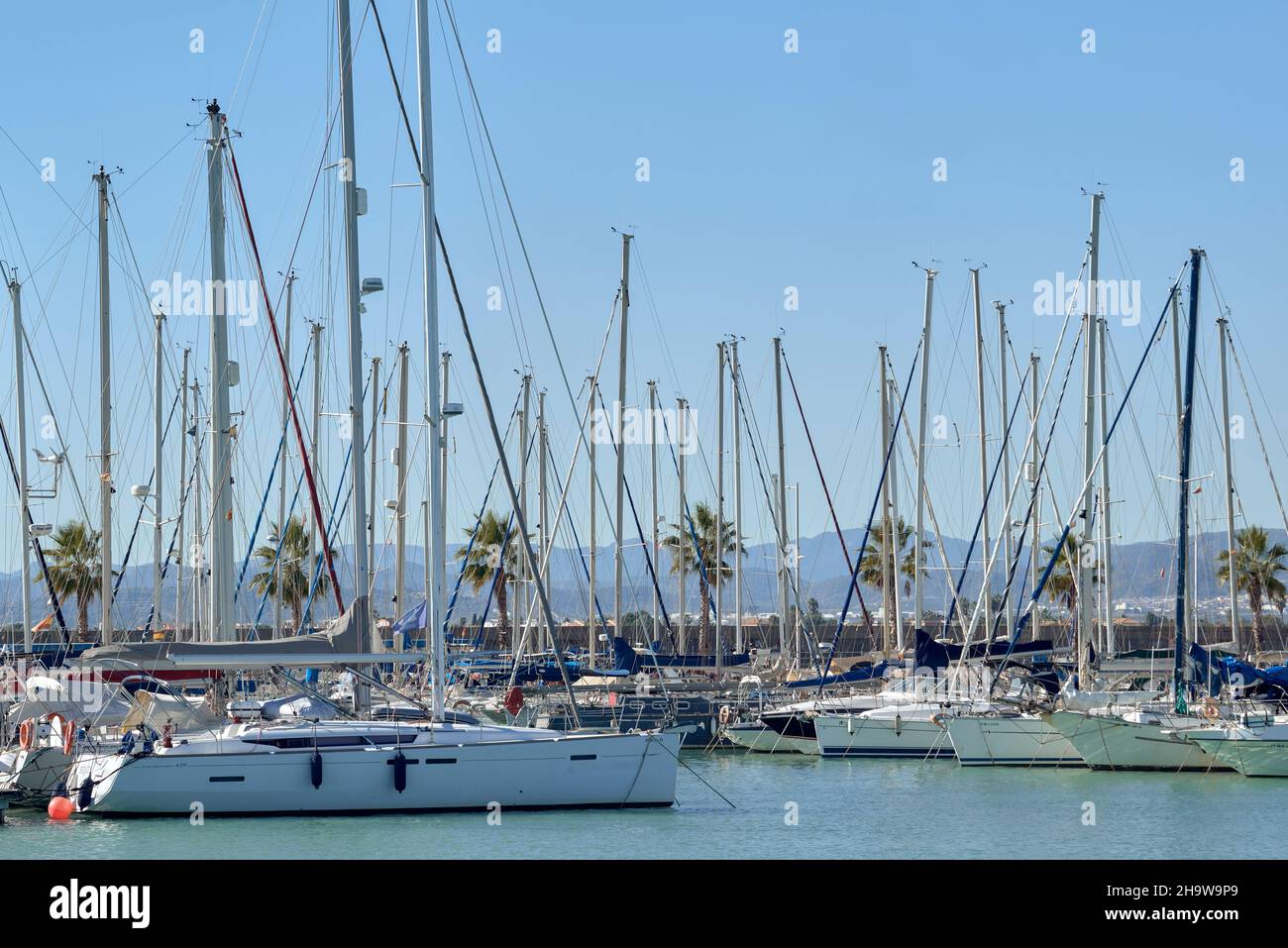 Yachten und Boote, die in Puerto de Burriana, Castellon, Spanien, Europa festgemacht sind Stockfoto