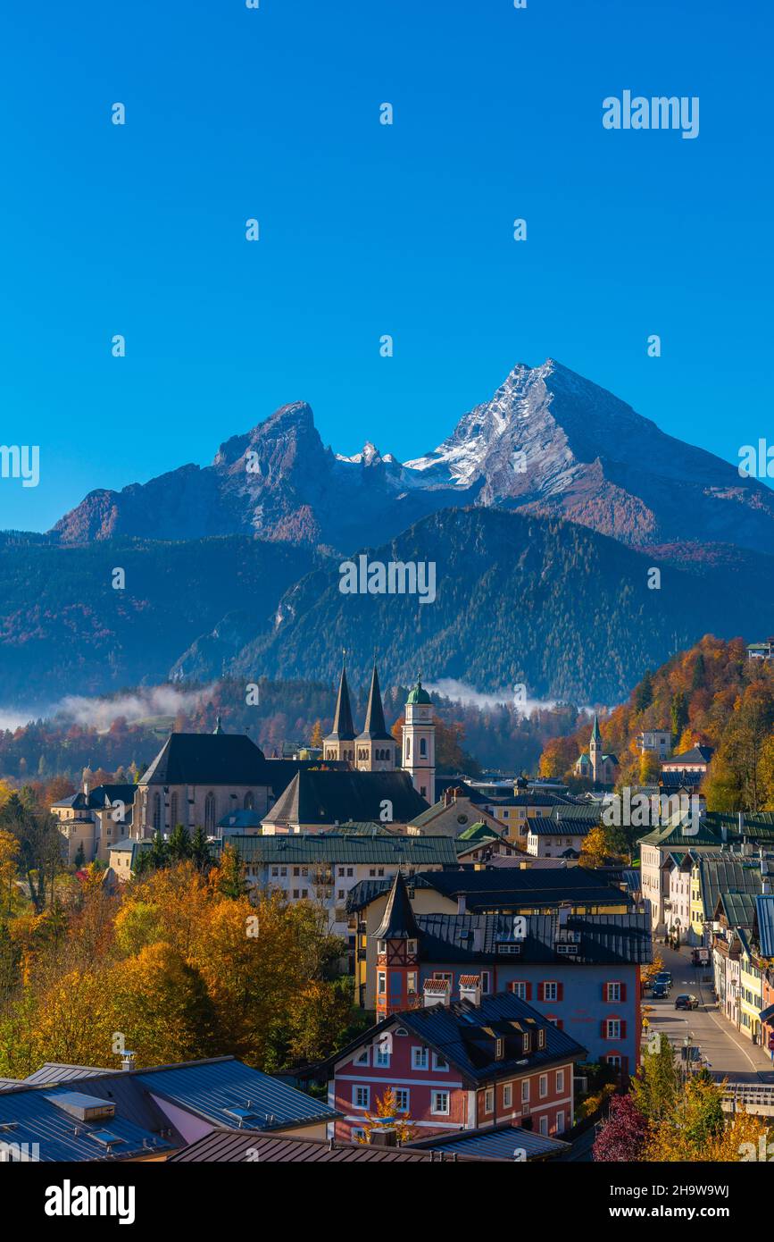 Panoramablick auf Berchtesgaden mit Zwillingstürmen der Stiftskirche St. Peter und Johannes der Täufer und dem Watzmann, Oberbayern, Süddeutschland Stockfoto