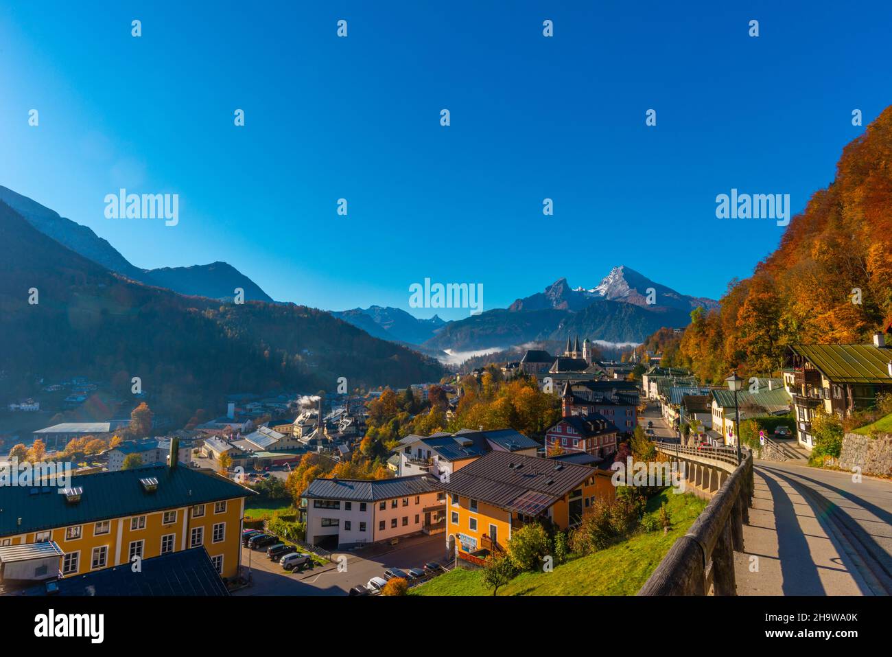 Panoramablick auf Berchtesgaden mit Zwillingstürmen der Stiftskirche St. Peter und Johannes der Täufer und dem Watzmann, Oberbayern, Süddeutschland Stockfoto