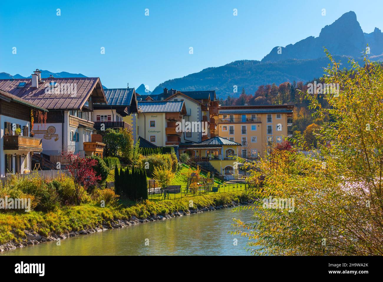 Hotels und Pensionen entlang der Berchtegadener Ache, Berchtesgaden, Oberbayern, Süddeutschland, Europa Stockfoto