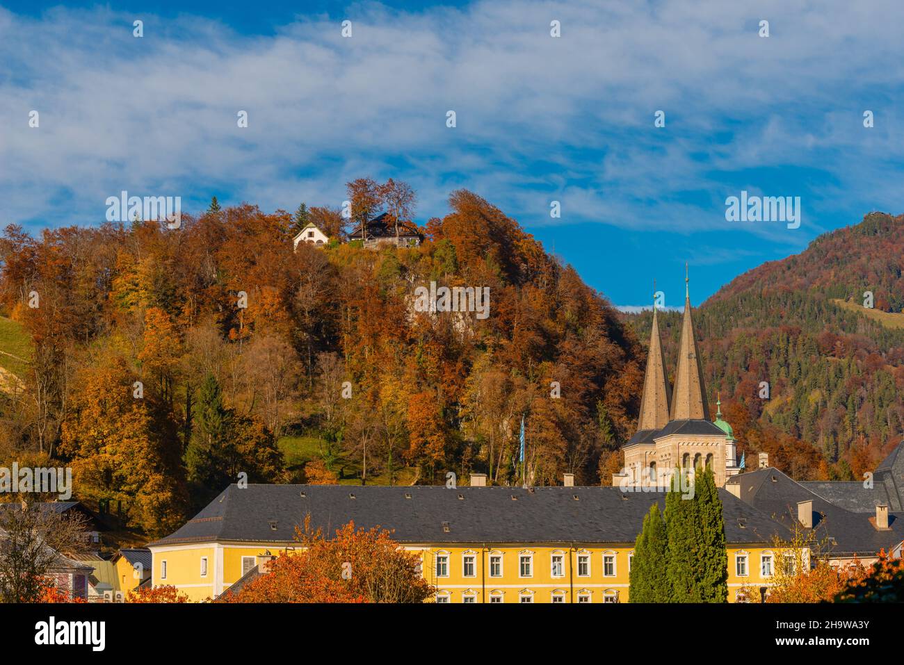 Blick auf das Königspalast und die Zwillingstürme der Stiftskirche St. Peter und Johannes der Täufer, Berchtesgaden, Oberbayern, Süddeutschland, Europa Stockfoto