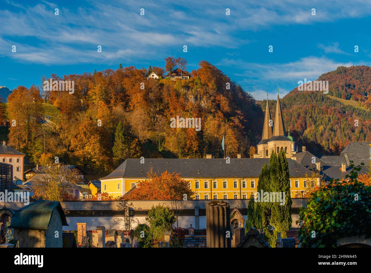 Blick auf das Königspalast und die Zwillingstürme der Stiftskirche St. Peter und Johannes der Täufer, Berchtesgaden, Oberbayern, Süddeutschland, Europa Stockfoto