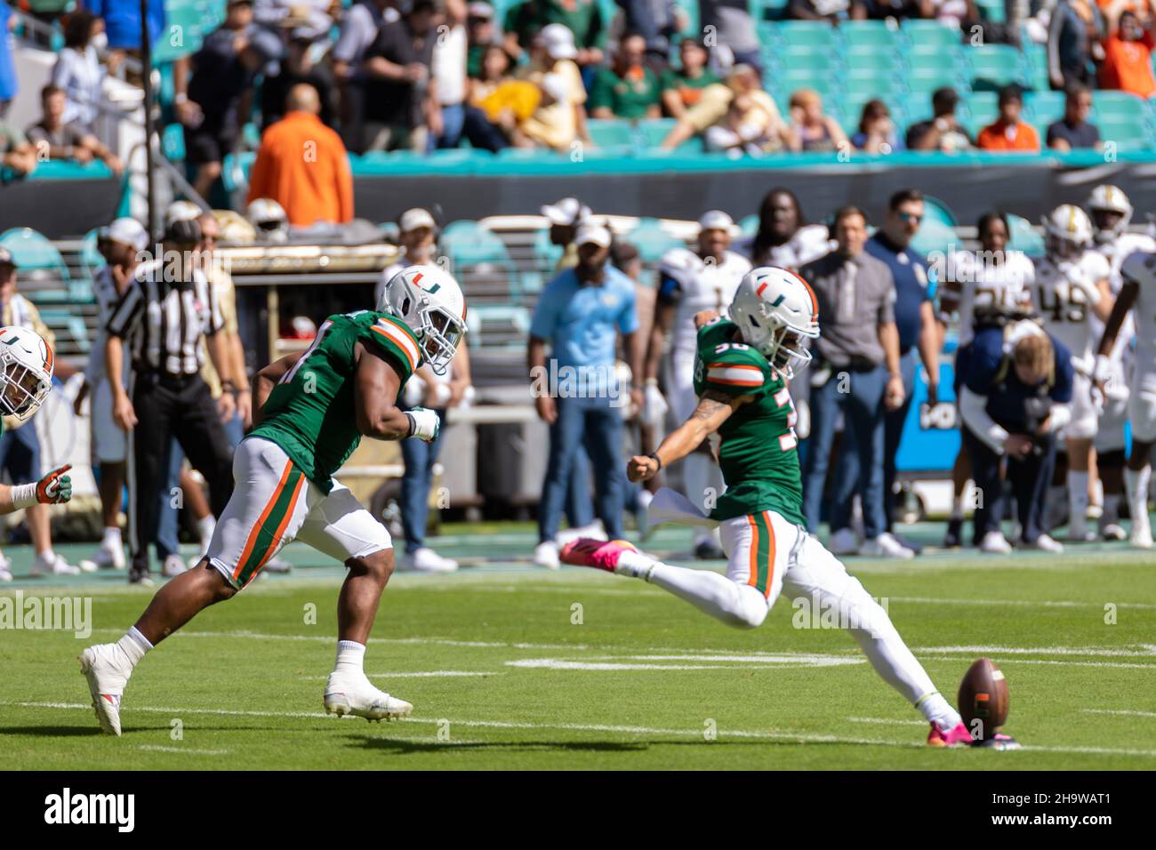 Miami Hurricanes gegen Georgia Tech Yellow Jackets, 2021 College Football Game im Hard Rock Stadium. Stockfoto