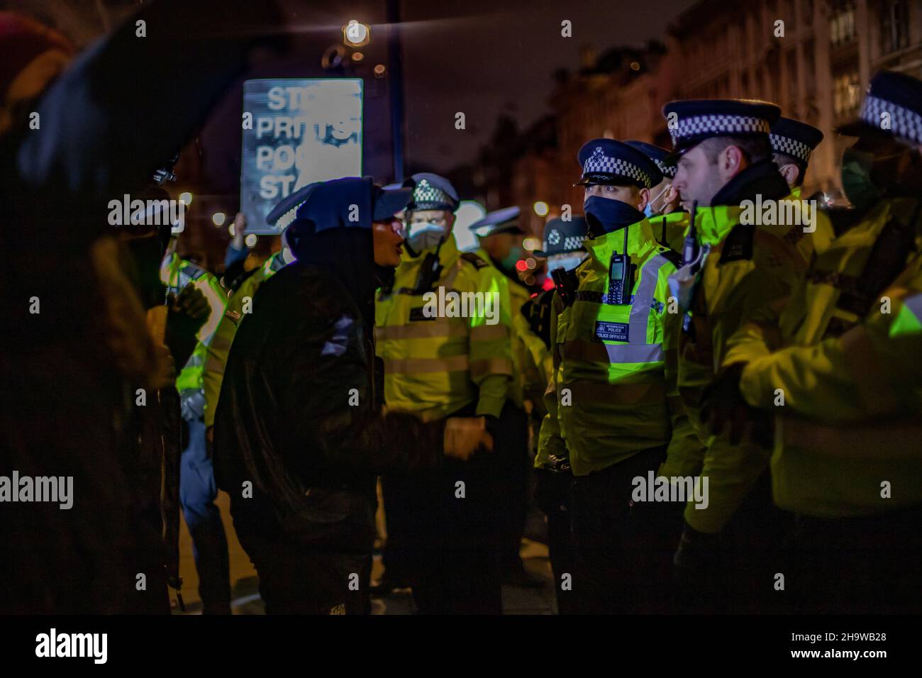 London, England, Großbritannien 8th. Dezember 2021 Hunderte von Demonstranten versammeln sich auf dem Parliament Square in Opposition zum Gesetz über Polizei, Kriminalität, Verurteilung und Gerichte, während in der Nacht ein hitziger Austausch zwischen der Polizei und den Demonstranten stattfindet. Kredit: Denise Laura Baker/Alamy Live Nachrichten Stockfoto