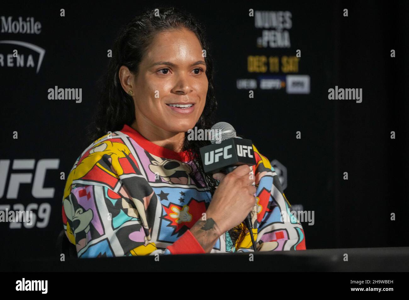 LAS VEGAS, NV - 8. Dezember: Amanda Nunes trifft sich während des Medientages zum bevorstehenden PPV-Spiel beim UFC Apex für UFC269 - Oliveira vs Poirier - Media Day am 8. Dezember 2021 in Las Vegas, NV, USA. (Foto von Louis Grasse/PxImages) Credit: Px Images/Alamy Live News Stockfoto