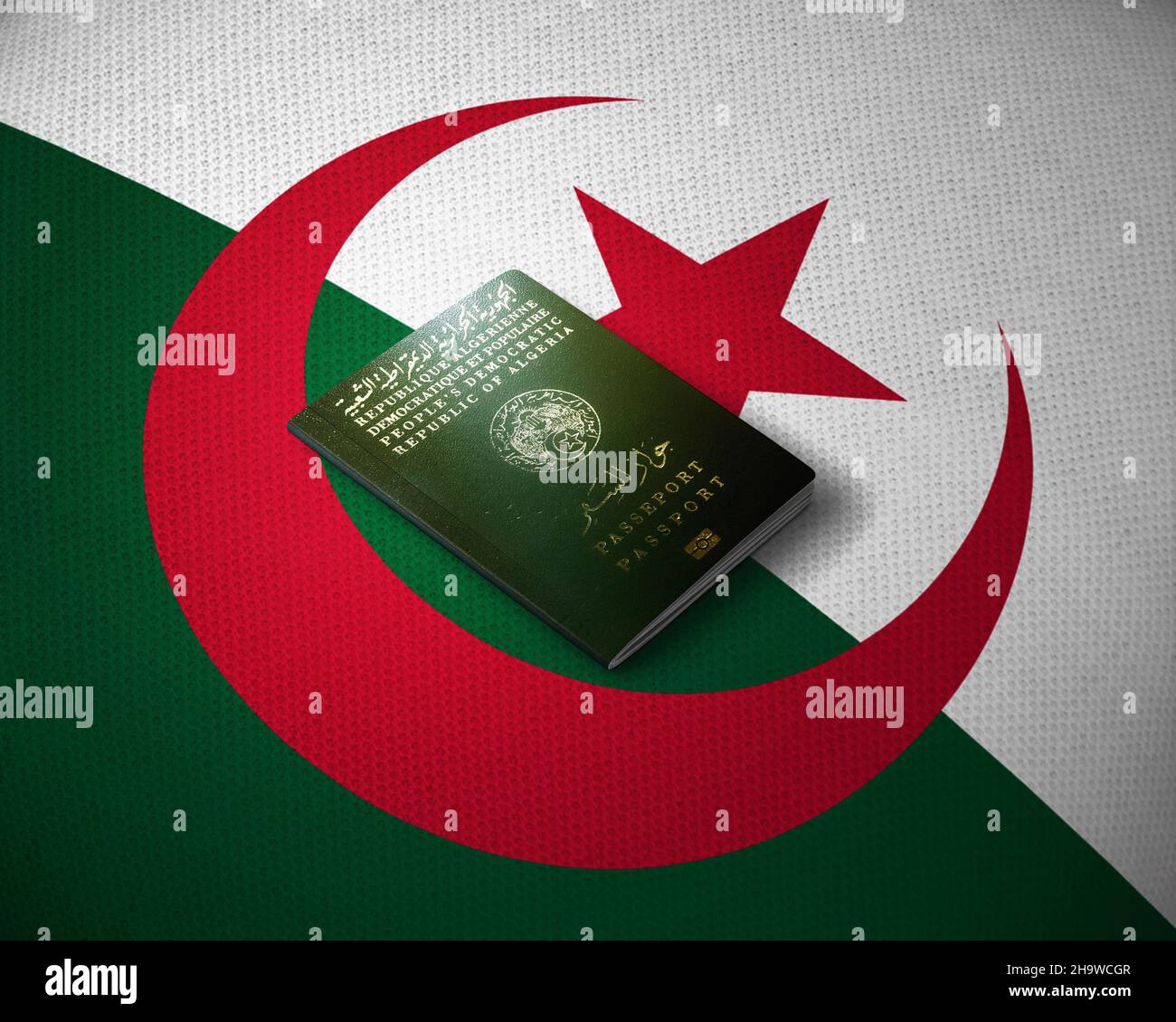 Algerischer Pass auf algerischer Flagge Stockfoto