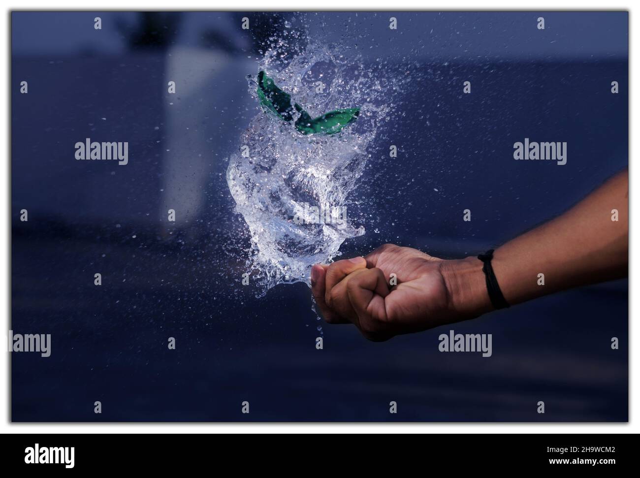 Ballon platzt Wasser Spritzer Stockfoto