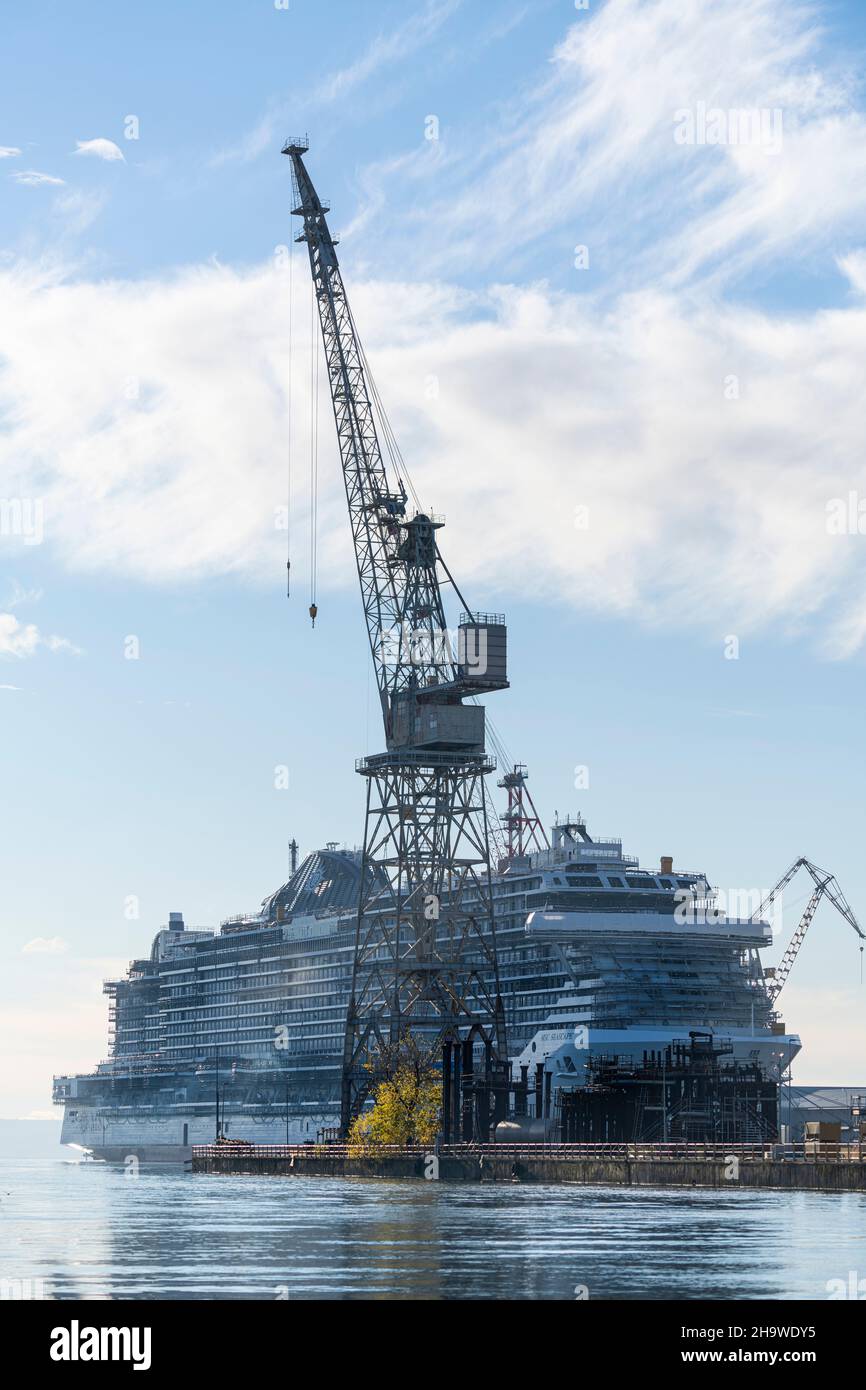 Monfalcone, Italien. Dezember 2021. Ansicht eines großen Kreuzfahrtschiffs im Bau in einer Werft Stockfoto