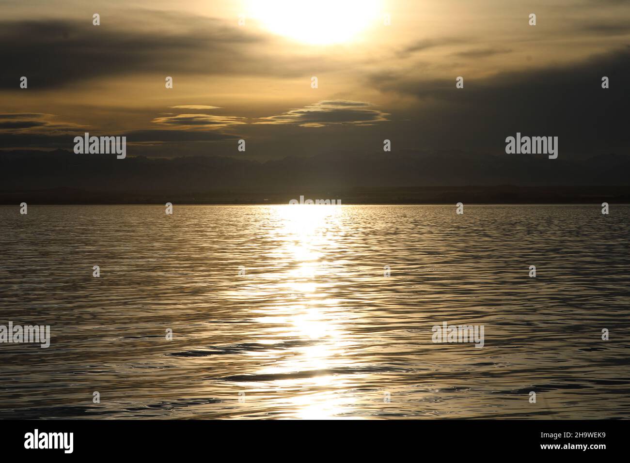 Sonnenuntergang über dem Ozeansee Stockfoto