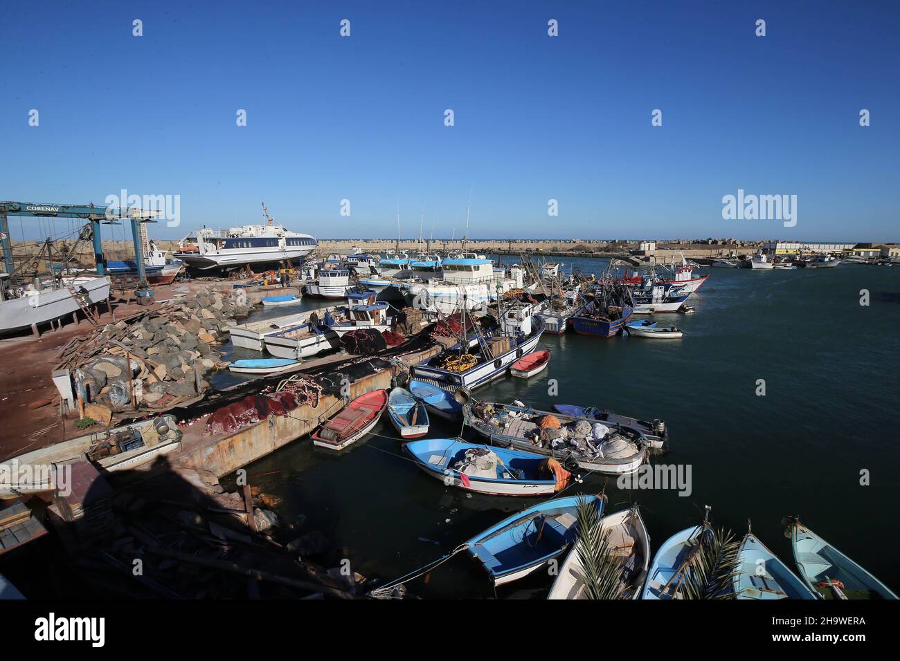 (211208) -- ZEMMOURI (ALGERIEN), 8. Dezember 2021 (Xinhua) -- das Foto vom 8. Dezember 2021 zeigt eine Reparaturwerft im Hafen von Zemmouri, etwa 50 Kilometer östlich von Algier, Algerien. In den letzten Jahren hat die algerische Regierung die Entwicklung der Fischerei gefördert und indirekt die Entwicklung der Fischereifahrzeuge-Instandhaltungsindustrie gefördert. (Xinhua) Stockfoto