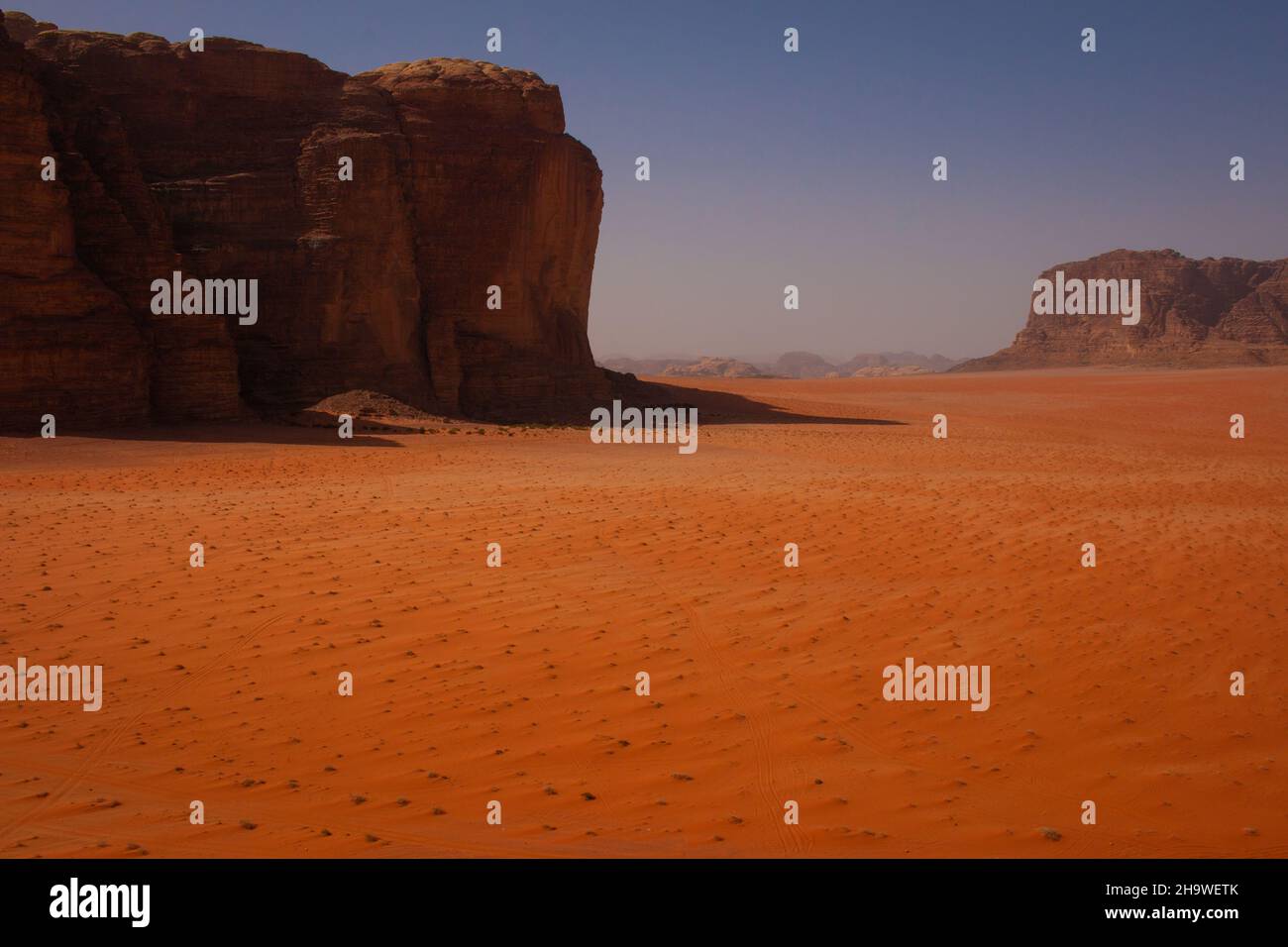 Riesige Felsformationen in der Wadi Rum Wüste, Jordanien Stockfoto