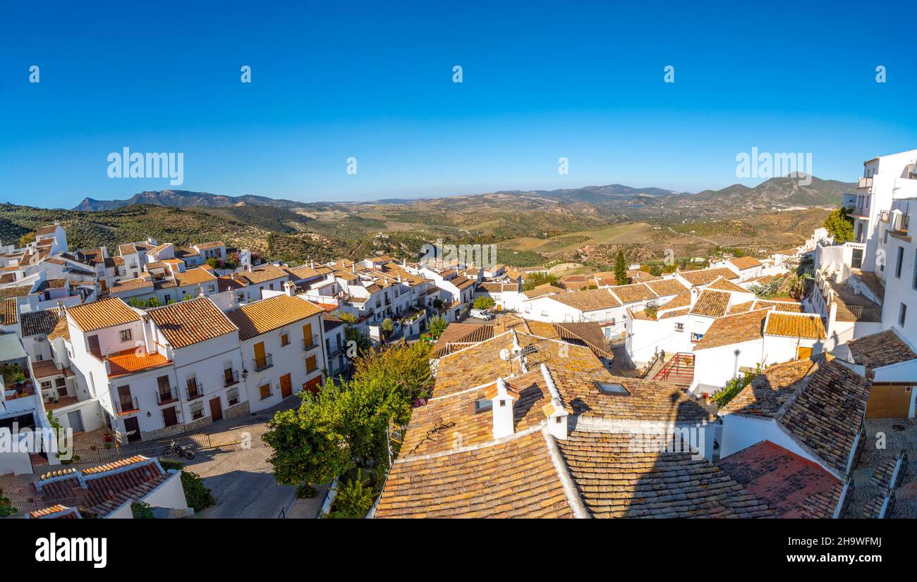 Blick auf das Bergdorf Zahara de la Sierra, eines der weißen Dörfer in der südspanischen Region Málaga, Cádiz und Sevilla. Stockfoto