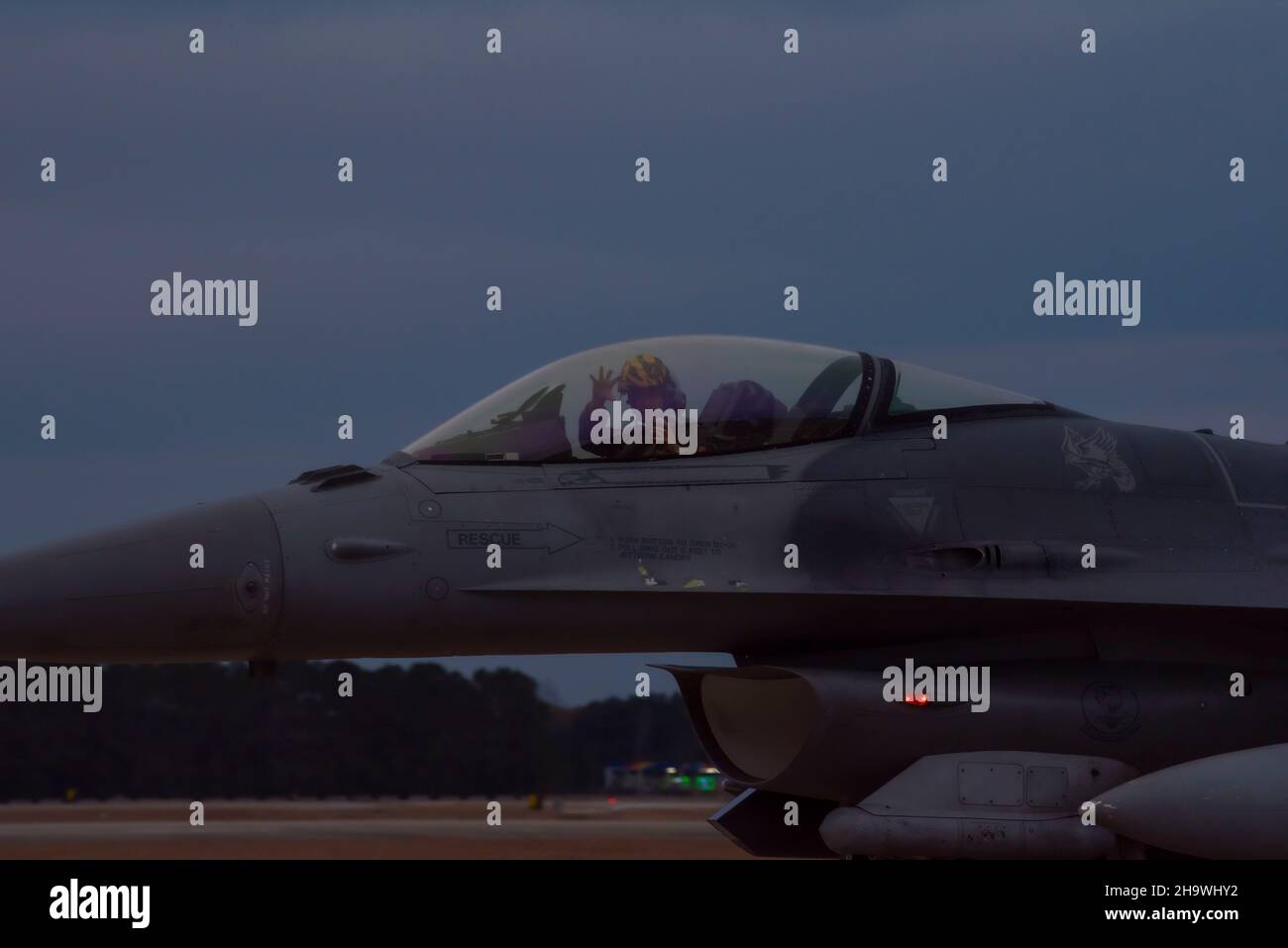 Ein Pilot der US-Luftwaffe, der dem 79th Fighter Squadron zugewiesen wurde, taxis eine F-16 Viper auf der Shaw Air Force Base, South Carolina, 6. Dezember 2021. Die Hauptaufgabe des 20th Fighter Wings ist die Unterdrückung feindlicher Luftverteidigungen. (USA Luftwaffe Foto von Airman 1st Klasse Isaac Nicholson) Stockfoto