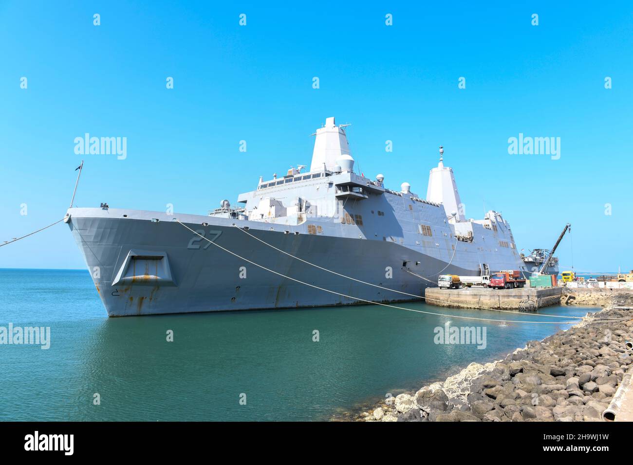 HAFEN VON DSCHIBUTI, Dschibuti (Dez 3, 2021) – das amphibische Transportschiff USS Portland (LPD 27) macht mit Unterstützung der Versorgungsabteilung von Camp Lemonnier einen nachhaltigen und logistischen Besuch im Hafen von Dschibuti. Das Camp Lemonnier, Dschibuti, dient als Expeditionskreuz für US-Streitkräfte, die Schiffe, Flugzeuge und Personal unterstützen, die die Sicherheit in ganz Europa, Afrika und Südwestasien gewährleisten. Die Basis ermöglicht See- und Kampfeinsätze am Horn von Afrika und fördert gleichzeitig positive Beziehungen zwischen den USA und Afrika. (USA Navy Foto von Mass Communication Specialist 2nd Klasse Jonath Stockfoto