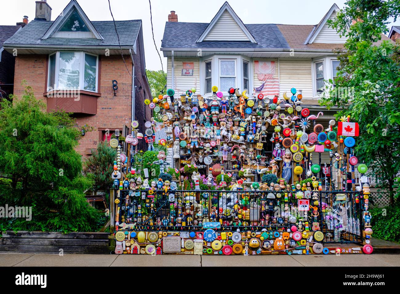 Der Vorhof des Shirley Sumaiser House, das mit Puppen und Spielzeug dekoriert ist, befindet sich im Viertel Leslieville, bekannt als Doll House, Toronto, Ontario, Kanada Stockfoto