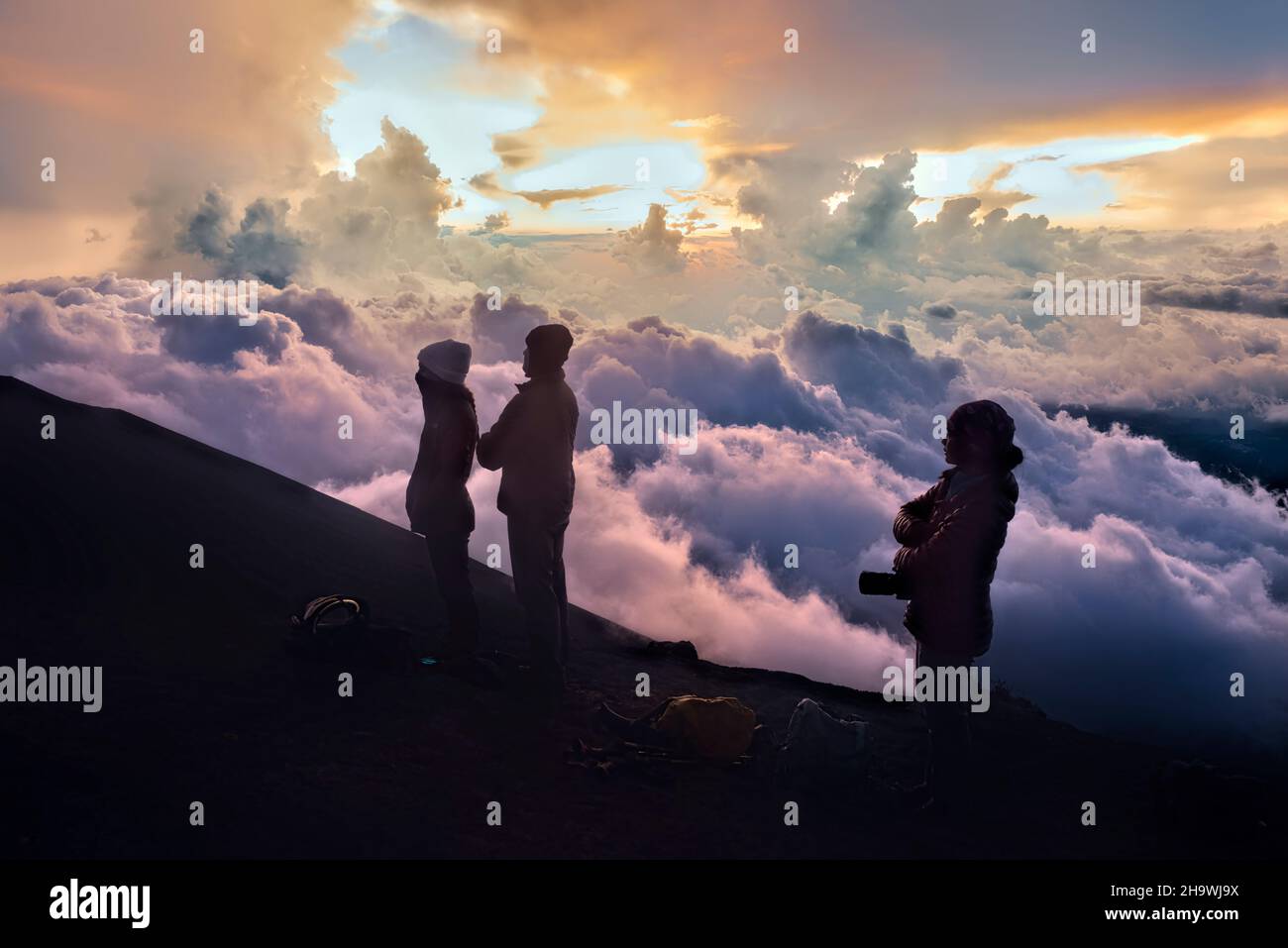 Beobachten eines himmlischen Sonnenuntergangs vom Acatenango Vulkan, Antigua, Guatemala Stockfoto