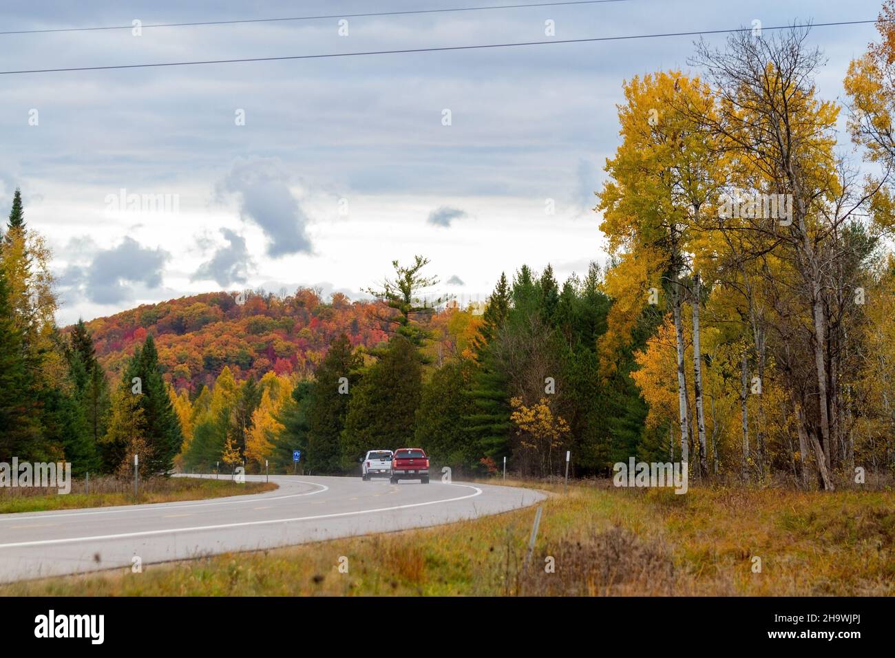 Ford-Pickup-Lastwagen fahren im Herbst auf einer nördlichen Michigan-Autobahn Stockfoto