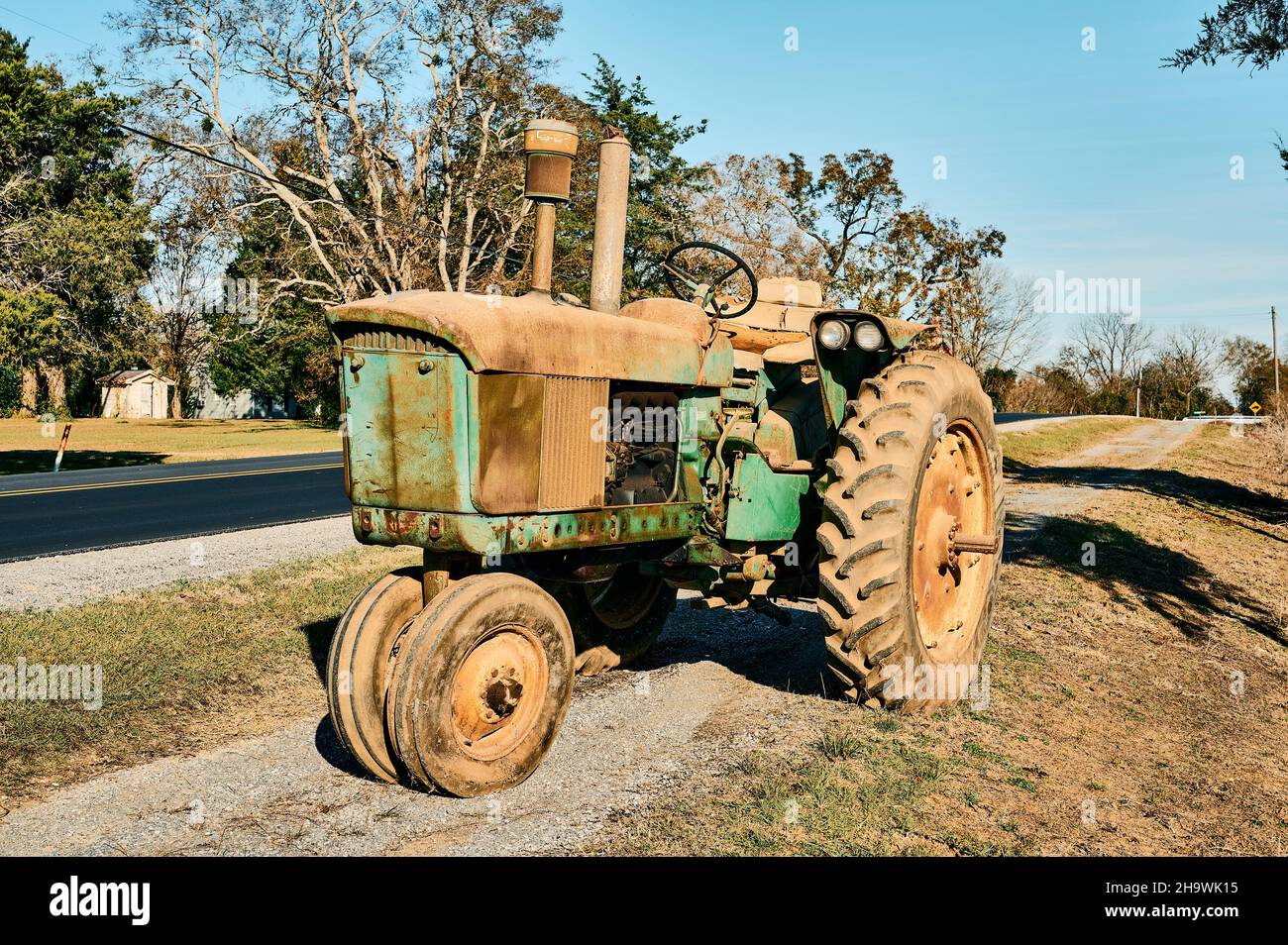 Antiker oder vintage grüner John Deere Traktor am Straßenrand in der ländlichen Pike Road Alabama, USA. Stockfoto