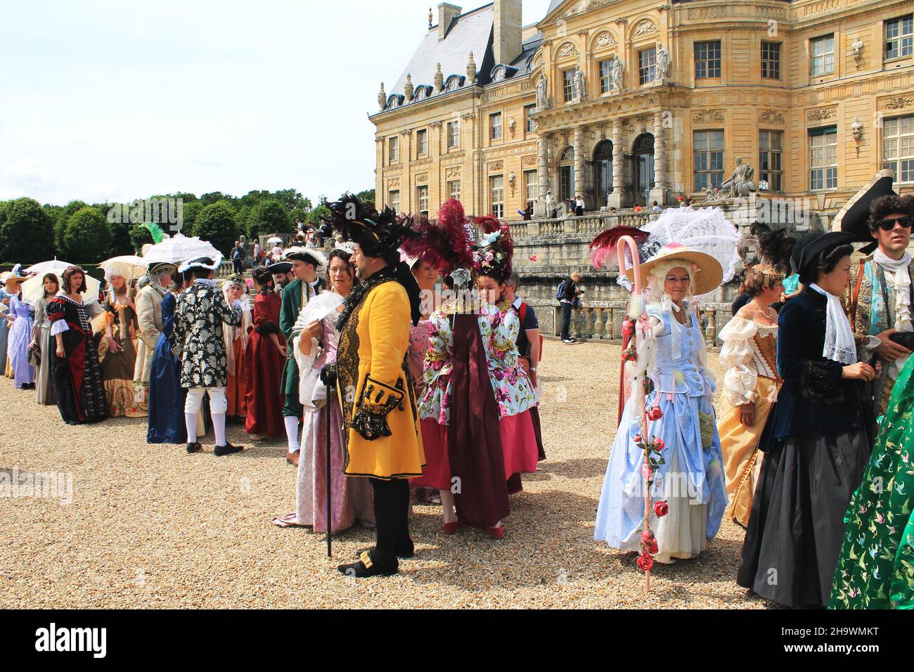 Besucher in Kostümen aus dem 17th. Jahrhundert stehen während des Grand Siècle Day im Chateau Vaux-le-Vicomte, 34 Meilen von Paris entfernt, für einen Kostümwettbewerb an Stockfoto