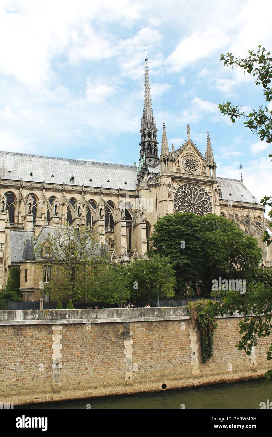 Blick auf die Kathedrale Notre Dame im Norden über die seine in Paris, Frankreich. Seine ikonische mittelalterliche Architektur verfügt über hoch aufragende Türme Stockfoto