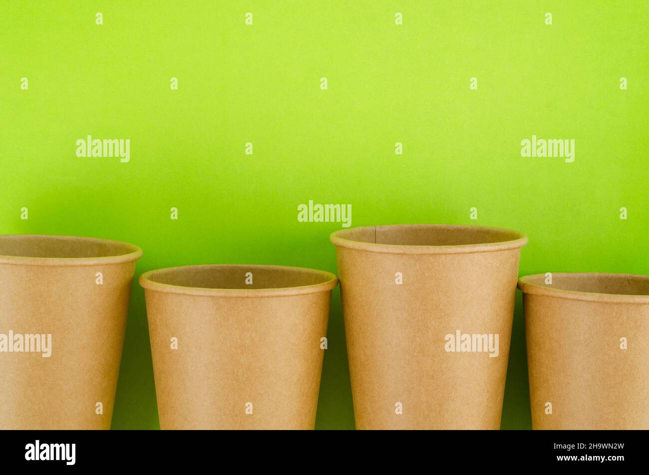 Braunes Papier Getränk Glas Einweg. Umweltfreundliche Konzepte. Stockfoto
