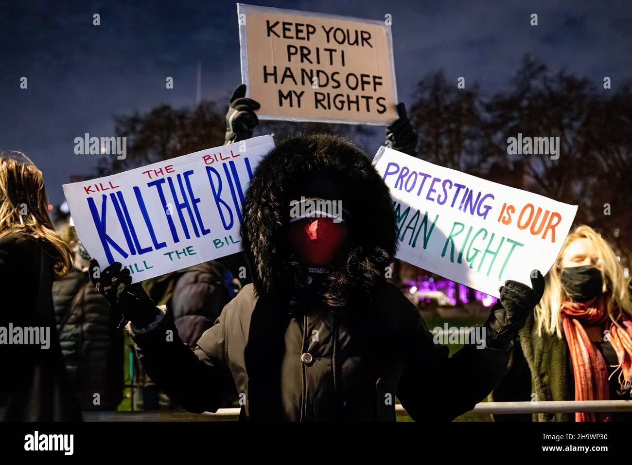 London, Großbritannien. 08th Dez 2021. Ein Protestler hält während der Demonstration Plakate. Demonstranten versammelten sich auf dem Parliament Square, um gegen das Gesetz über Polizei, Verbrechen, Verurteilung und Gerichte zu protestieren, das Kritiker sagen, dass viele Formen des Protests illegal sein werden. (Foto von Hesther Ng/SOPA Images/Sipa USA) Quelle: SIPA USA/Alamy Live News Stockfoto