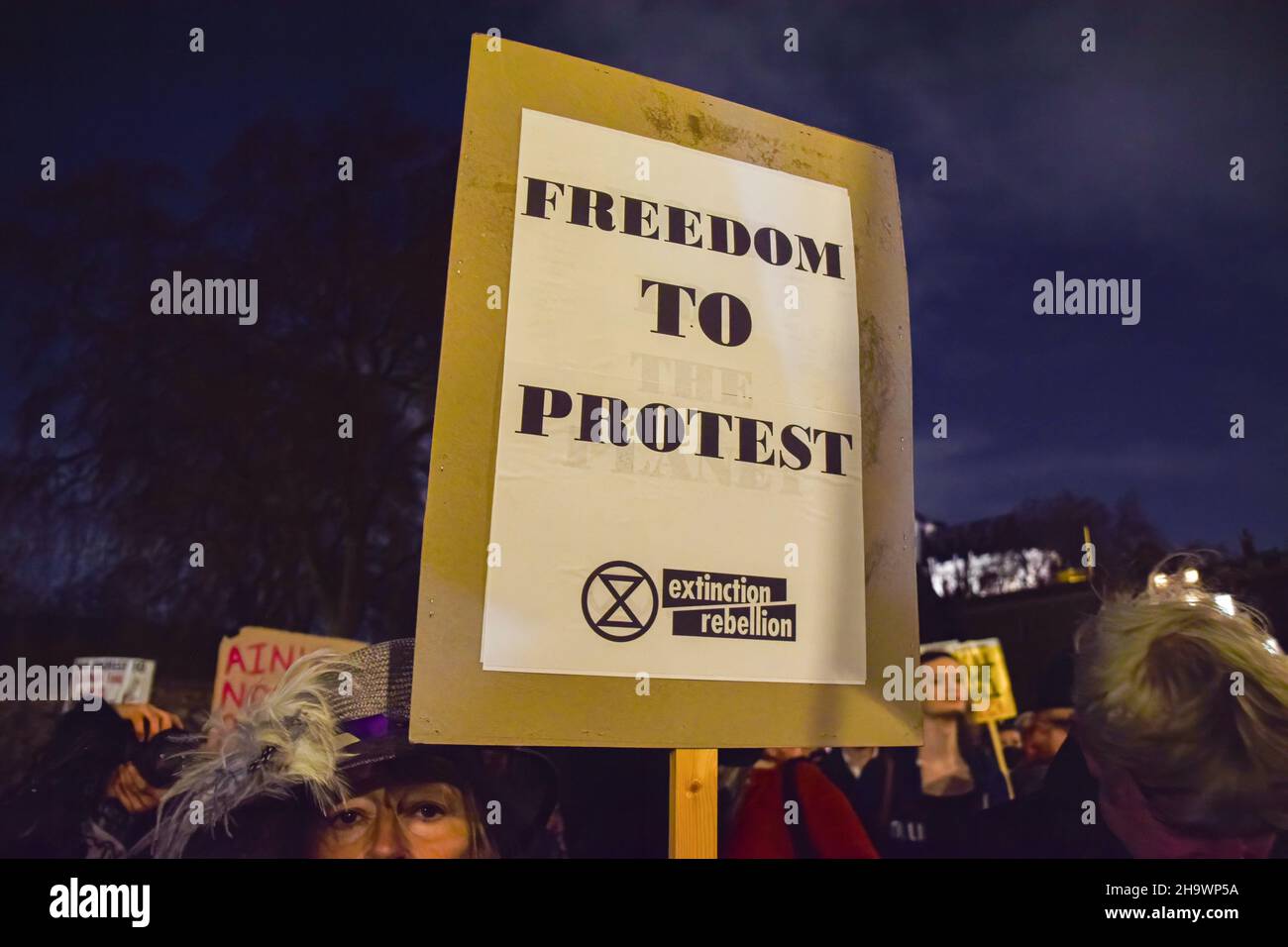 London, Großbritannien. 08th Dez 2021. Ein Plakat mit der Aufschrift „Freiheit zum Protest“, das während der Demonstration gesehen wurde. Demonstranten versammelten sich vor dem Parlamentsgebäude, um gegen das Gesetz über Polizei, Kriminalität, Verurteilung und Gerichte zu protestieren, das nach Meinung von Kritikern viele Formen des Protests illegal machen wird. Kredit: SOPA Images Limited/Alamy Live Nachrichten Stockfoto